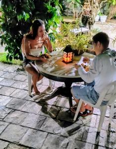 a man and a woman sitting at a table at Só Alegria in Paulista