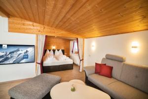a living room with a couch and a bed at Apartment Morgensonne in Piesendorf