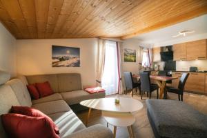 a living room with a couch and a table at Apartment Morgensonne in Piesendorf