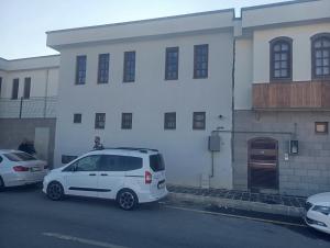 a white car parked in front of a building at Roz Family Mansion 2 in Diyarbakır