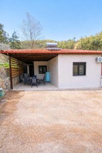 a small white house with a table and chairs at Casa Velvet in Potamiá