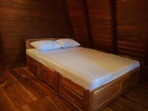 a small bed with two pillows in a room at Velya cabana in Belihuloya