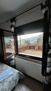 a bedroom with a window with a view of a yard at Casa Velvet in Potamiá
