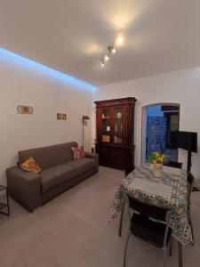 a living room with a couch and a table at Lolli Station House in Palermo