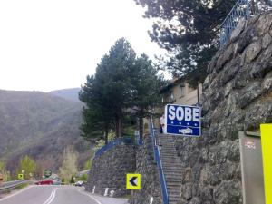 O vedere generală la munți sau o vedere la munte luată de la acest han