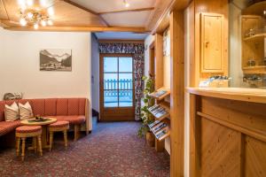 a waiting room with a couch and a table at Apart Granada in Ischgl