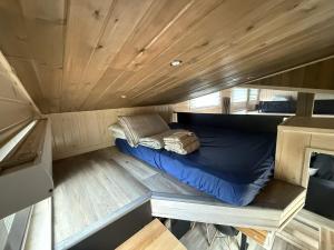 an overhead view of a bed in a tiny house at Espace des Grands-Ducs - Domaine de Lacs et de forêt in Sacré-Coeur-Saguenay