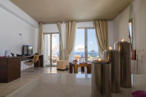 TV a/nebo společenská místnost v ubytování Antinea Suites Hotel & Spa