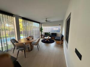 a living room with a table and chairs at Evian Cala in Miami Platja