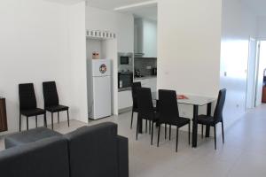 a kitchen and dining room with a table and chairs at Casa Thisolore in Ponta do Sol