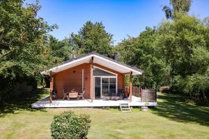 a small cabin with a table and chairs in a yard at 14235-Grevinge-Askebjerggardsvej-20 in Grevinge