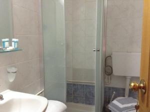 un bagno con doccia, WC e lavandino di Hotel Lefas a Delfi