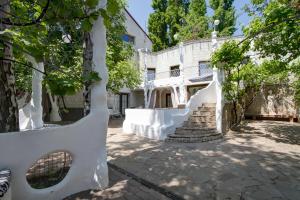a white house with stairs in front of it at Villa da Winci in Odesa