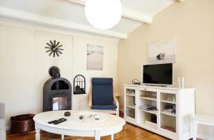 a living room with a coffee table and a tv at 12228-Sjaellands-Odde-Strandvaenget-23 in Yderby