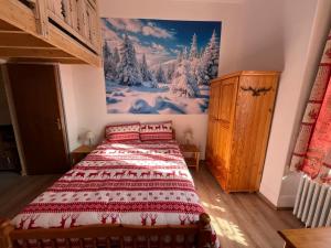 a bedroom with a bed and a painting on the wall at Les Roitelets "MONTAGNARD" - Appartement T2 avec Mezzanine - Thème Montagne - Entièrement NEUF - Classé 3 étoiles - Proche Centre-ville & Thermes - Ménage et Linge de maison INCLUS in La Bourboule