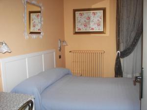 A bed or beds in a room at Albergo Sangrilà