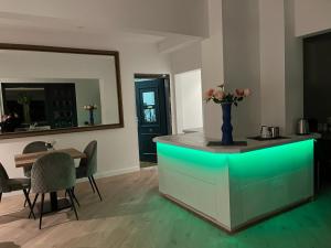 eine Küche mit einer Arbeitsplatte, auf der eine Blumenvase steht in der Unterkunft Hotel Zum Studio in Hamburg