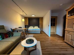 a living room with a couch and a bed at Ferienwohnung Gipfeltraum in Berchtesgaden