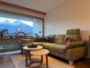 a living room with a couch and a table at Ferienwohnung Gipfeltraum in Berchtesgaden