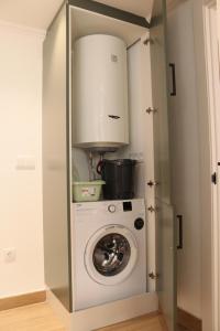 a washer and dryer in a small kitchen at Pretodomar3 in A Coruña