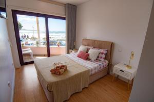a bedroom with a bed with a view of the beach at Hostel D'Avenida in Vila Praia de Âncora