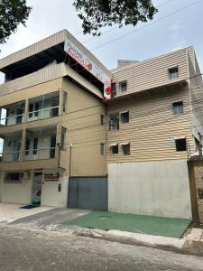 a building with a sign on the side of it at Pousada Avenida MELHOR CUSTO-BENEFÍCIO in Teixeira de Freitas