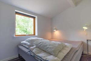 a bed in a room with a window at 13360-1-Asnaes-Mejsevej-6 in Asnæs