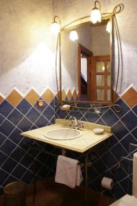 un baño con lavabo y espejo en Posada La Gatera, en Pedro Bernardo 25 fotos más