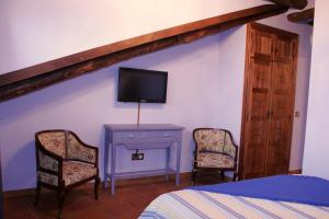 Una televisión o centro de entretenimiento en Posada La Gatera