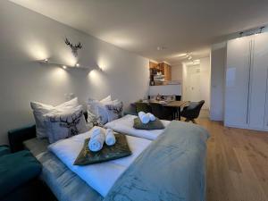 a bedroom with two beds with towels on them at Bergidylle Simonhöhe, Kärnten in Zirkitz