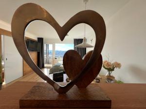 a sculpture of two hearts in a living room at Bergidylle Simonhöhe, Kärnten in Zirkitz