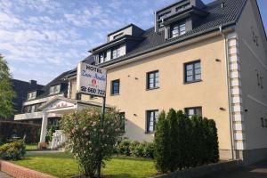 ein Schild mit der Aufschrift „Haus zu vermieten“ vor einem Gebäude in der Unterkunft Hotel Zum Studio in Hamburg + 9 Fotos