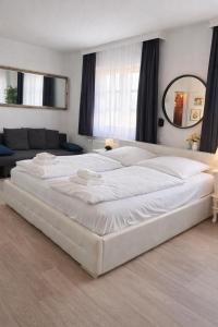 ein großes weißes Bett in einem Wohnzimmer in der Unterkunft Hotel Zum Studio in Hamburg