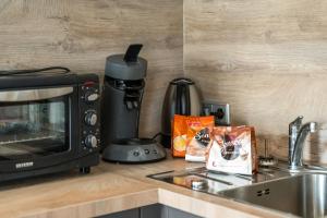 a kitchen counter with a microwave and a sink at Monteuerwohnung in ruhiger Lage in Möser