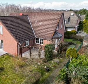 an aerial view of a house with a roof at Monteuerwohnung in ruhiger Lage in Möser