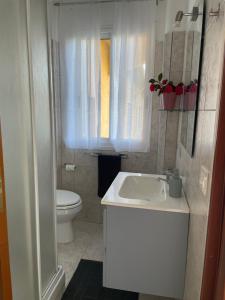 ein weißes Badezimmer mit Waschbecken und Toilette in der Unterkunft Piccolo Relax in Meina
