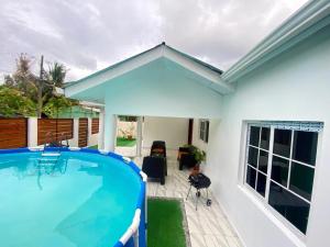 a swimming pool in front of a house at Casa Herminia in Omoa
