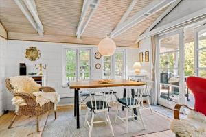 a dining room with a table and chairs at LF722-Hurup-Thy-Haettemagevej-22 in Sindrup