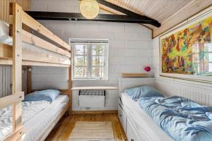 a room with two bunk beds and a desk at LF722-Hurup-Thy-Haettemagevej-22 in Sindrup