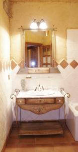 un baño con lavabo y espejo en Posada La Gatera, en Pedro Bernardo