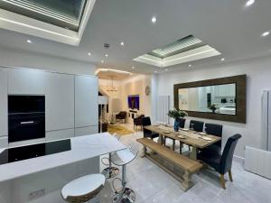 a kitchen and dining room with a table and chairs at Stockwell Residences - The Eclipse Room in London