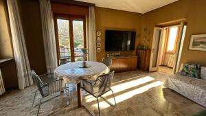 a living room with a table and a couch at Lago Maggiore Green House in Leggiuno