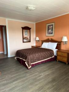 a hotel room with a large bed and a mirror at Budget Motel in Hamer +7 photos