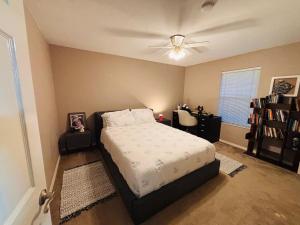a bedroom with a bed and a ceiling fan at Townhouse 2 bed 2 bath neat and comfy in Gainesville