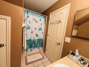 a bathroom with a shower with a shower curtain at Townhouse 2 bed 2 bath neat and comfy in Gainesville +15 photos