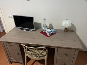 a desk with a computer and a laptop on it at Il Quadrifoglio Nascosto in Pontassieve