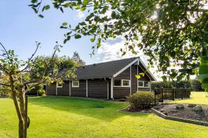 a log home with a yard and a house at LF10208-Struer-Skovstien-8 in Jegind