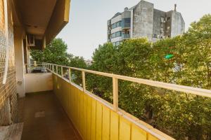 a yellow balcony of a building with a frisbee at IKE Hospedagem Uruguaiana - CENTRO in Uruguaiana