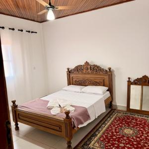 a bedroom with a large bed with a wooden headboard at Casa 2 - Top Country Ranch in Boituva
