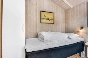 a bed with white sheets and a picture on the wall at BV347-Esbjerg-V-Sjelborgdalen-22 in Esbjerg